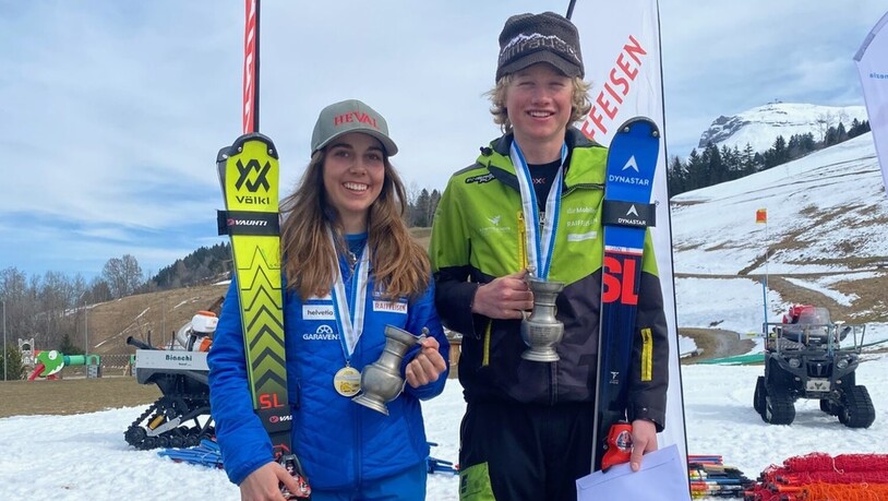 Siegreich: Minna Bont (links) und Gian Brigger gewinnen Slalom-Titel.