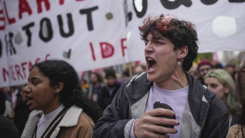 dpatopbilder - Demonstranten skandieren während einer Kundgebung in Paris Slogans gegen die Erhöhung des Rentenalters. Foto: Christophe Ena/AP/dpa