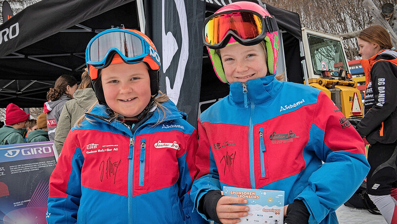 Nachwuchs des Skiclubs Rinerhorn mit frisch erhaltener Unterschrift von Jasmine Flury.