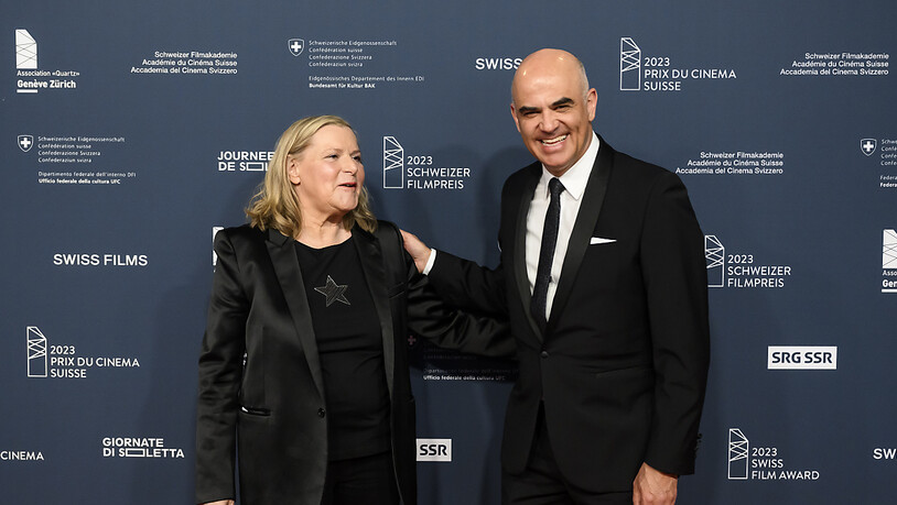 Die Schweizer Filmproduzentin Ruth Waldburger schreitet mit Bundespräsident Alain Berset über den roten Teppich bei der Verleihung des Schweizer Filmpreises 2023 in Genf.