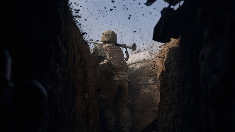 Ein ukrainischer Soldat feuert an der Frontlinie nahe Bachmut eine Panzerfaust ab. Foto: LIBKOS/AP/dpa
