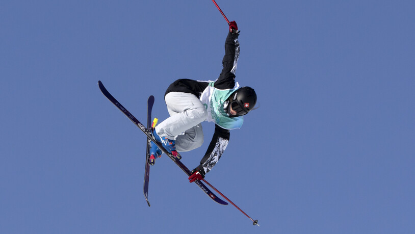 Sarah Höfflin hält mit der linken Hand den Ski. Das gibt zusätzlich Punkte. (Archivaufnahme)