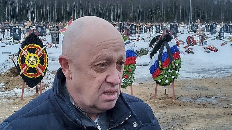 ARCHIV - Jewgeni Prigoschin, Leiter der Wagner-Gruppe,  nimmt an der Beerdigung von Dmitri Menshikov, einem Kämpfer der Wagner-Gruppe, der während eines Spezialeinsatzes in der Ukraine ums Leben kam, auf dem Friedhof Beloostrovskoye außerhalb von St…