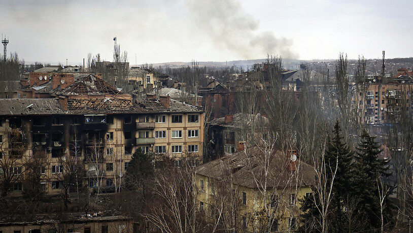 Ein Blick auf die Stadt Bachmut, die immer wieder Schauplatz schwerer Kämpfe ist. Foto: Roman Chop/AP/dpa