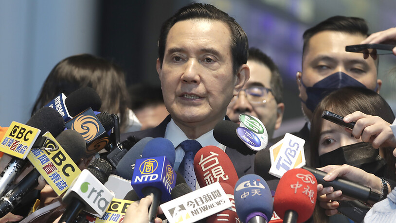 Der frühere taiwanesische Präsident Ma Ying-jeou spricht vor seiner Abreise nach China am Taoyuan International Airport zu Journalisten. Ma Ying-jeou wäre der erste ehemalige oder amtierende taiwanische Staatschef, der die Volksrepublik besucht. Die…