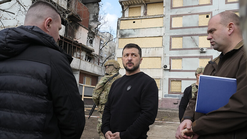 Wolodymyr Selenskyj (M), Präsident der Ukraine, besucht ein von Raketen beschädigtes Gebiet in Saporischschja. Foto: Efrem Lukatsky/AP/dpa