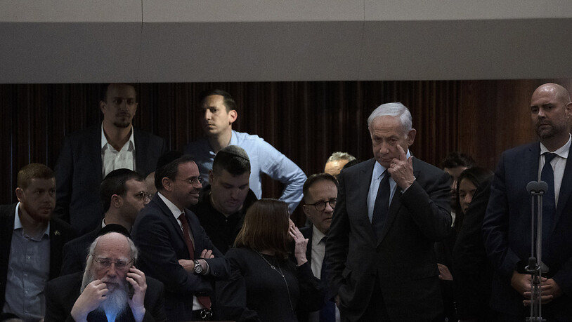 Ministerpräsident Benjamin Netanjahu (2.v.r), nimmt an einer Abstimmung in der Knesset, teil während draußen Menschen gegen den Plan seiner Regierung protestieren, das Justizsystem zu überarbeiten. Foto: Maya Alleruzzo/AP