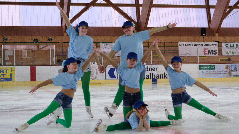 Akrobatisch: Eiskunstläuferinnen halten die Schlusspose.