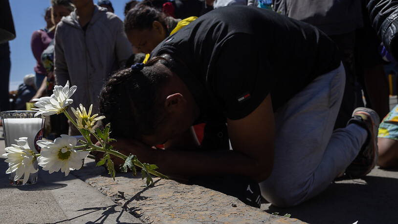Menschen trauern und fordern Informationen vor einer Sammelstelle für festgenommene Migranten, wo bei einem Brand mehrere Menschen ums Leben gekommen waren. Foto: David Peinado/dpa
