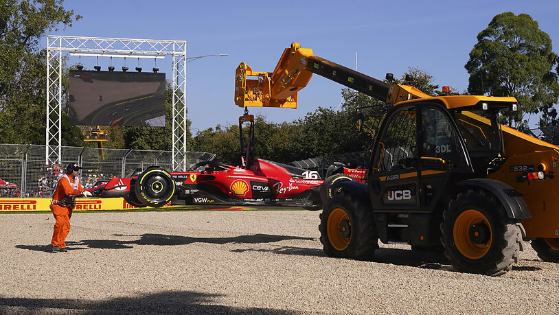 Der Ferrari von Vorjahressieger Charles Leclerc wird geborgen. Der Monegasse schied bereits in der Startrunde aus
