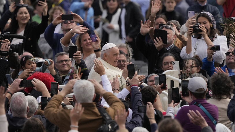 Papst Franziskus (M) verlässt den Vatikan nach der Feier der Palmsonntagsmesse auf dem Petersplatz, einen Tag nachdem er aus dem Krankenhaus in Rom entlassen wurde, wo er wegen einer Bronchitis behandelt wurde. Der Palmsonntag ist der sechste und letzte…