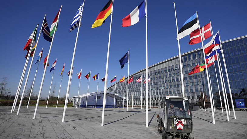 Ein leerer Fahnenmast steht zwischen den Nationalflaggen von Frankreich und Estland vor dem Nato-Hauptquartier. Finnland tritt am Dienstag (04.04.2023) offiziell der Nato bei und ist damit das 31. Mitglied des größten Sicherheitsbündnisses der Welt. Foto…