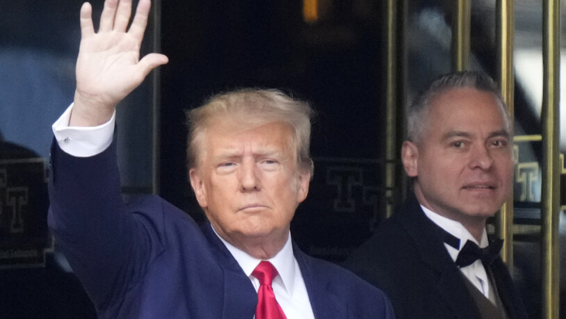 Donald Trump, ehemaliger Präsident der USA, winkt, als er den Trump Tower verlässt. Als erster Ex-Präsident in der Geschichte der USA muss sich Trump in einem Strafverfahren verantworten. Foto: Bryan Woolston/AP/dpa