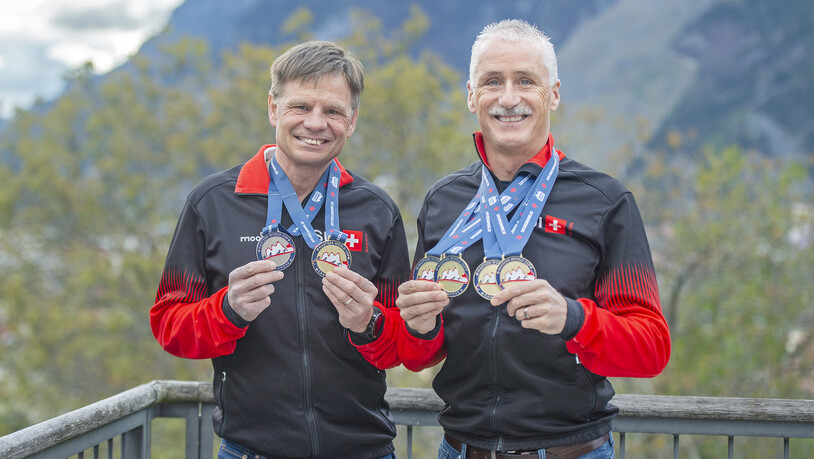 Titelhamsterer: Die Bündner Senioren-Langläufer Mario Vinzens (links) und Gian Jörger präsentieren ihre Medaillen vom Masters World Cup.