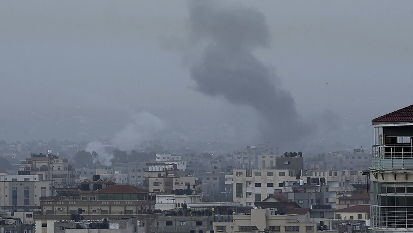 Rauch steigt nach Luftangriffen auf das Militärlager der Hamas in Gaza-Stadt auf. Foto: Adel Hana/AP