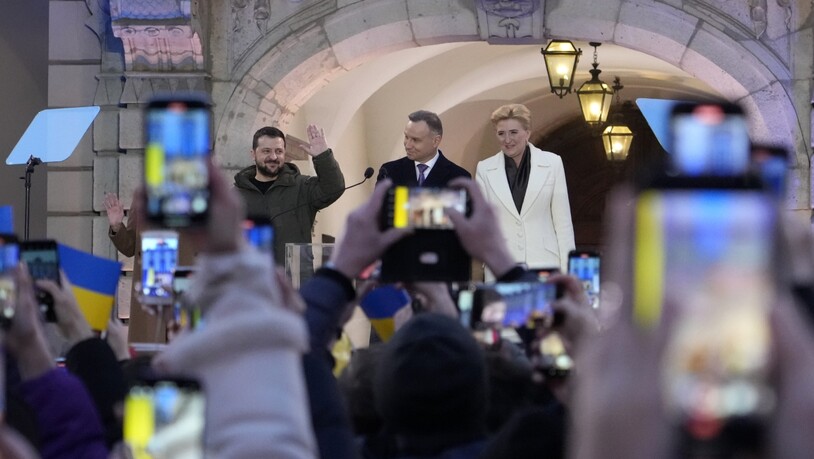 Polens Präsident Andrzej Duda (M) und seine Frau Agata Kornhauser-Duda haben den ukrainischen Staatschef Wolodymyr Selenskyj in Warschau empfangen. Foto: Czarek Sokolowski/AP/dpa
