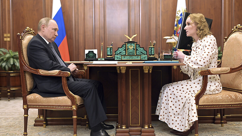 Stein des Anstosses im Uno-Sicherheitsrat: Die russische Kinderbeauftragte Maria Lwowa-Belowa (rechts, im Gespräch mit Präsident Wladimir Putin - Aufnahme vom März 2022).