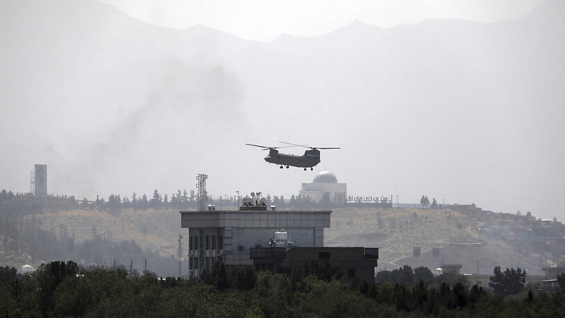 ARCHIV - Ein Hubschrauber der USA von Typ Chinook fliegt im August 2021 über der US-Botschaft in Kabul. Hubschrauber landen auf dem Gebäude und Diplomatenfahrzeuge verlassen das Gelände, während die Taliban auf die afghanische Hauptstadt vorrücken. Foto:…
