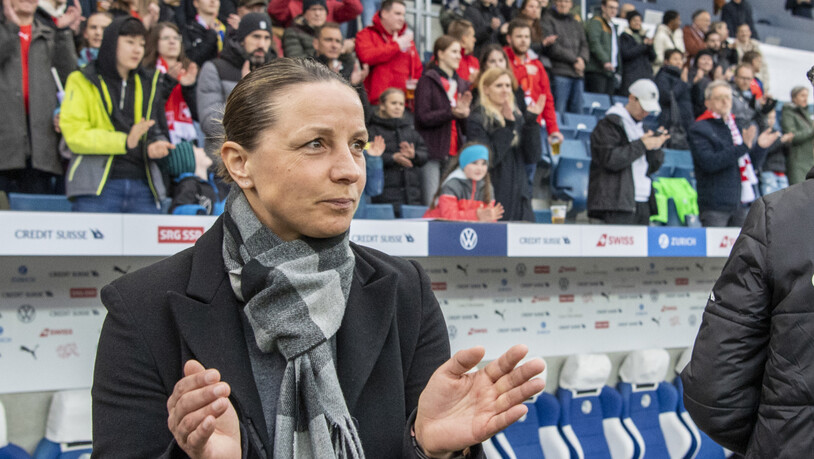 Die Schweizer Nationaltrainerin Inka Grings applaudiert ihrem Team.