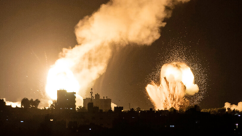 Flammen und Rauch steigen bei israelischen Luftangriffen in Khan Yunis im südlichen Gazastreifen in der Nacht zum Donnerstag auf. Foto: Yousef Mohammed/IMAGESLIVE via ZUMA Press Wire/dpa