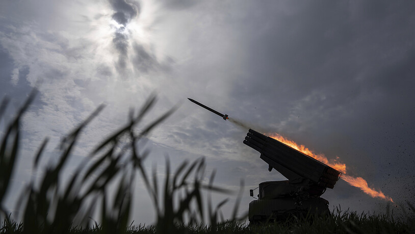 Eine ukrainische MSLR BM-21 «Grad» feuert auf russische Stellungen an der Frontlinie. Foto: Evgeniy Maloletka/AP/dpa