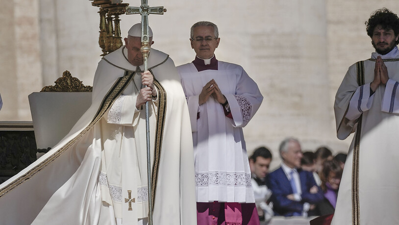 Papst Franziskus steht während der Ostermesse auf dem Petersplatz im Vatikan am Altar. Foto: Alessandra Tarantino/AP/dpa