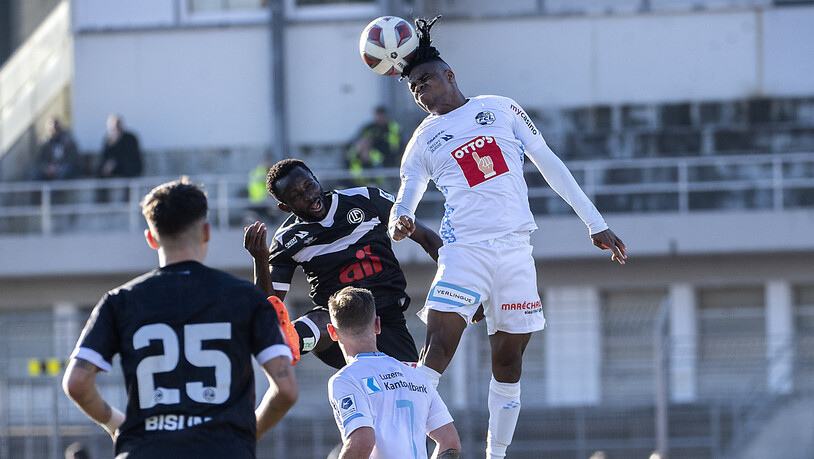 Thibault Klidje gewinnt das Kopfballduell gegen Luganos Ousmane Doumbia. Für den Rest der Saison muss der Luzerner verletzungsbedingt zuschauen