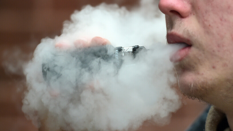 ARCHIV - Ein Mann nutzt eine E-Zigarette und bläst den Dampf aus. Foto: Nicholas.T.Ansell/PA Wire/dpa