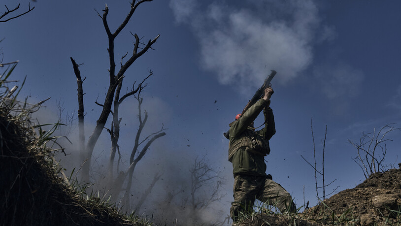 Ein Soldat feuert einen Granatwerfer an der Frontlinie in Bachmut. Foto: LIBKOS/AP/dpa