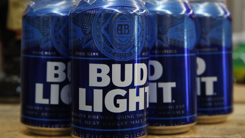 ARCHIV - Dosenbier der amerikanischen Biermarke «Bud Light». Die bekannte amerikanische Biermarke «Bud Light» ist in den Kulturkampf zwischen Liberalen und Konservativen in den USA geraten. Foto: Jacquelyn Martin/AP