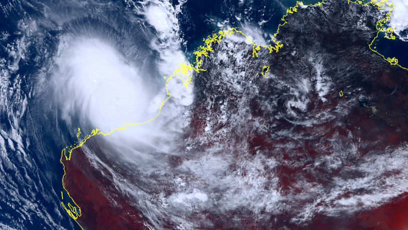 HANDOUT - Dieses vom japanischen Wettersatelliten Himawari-8 aufgenommene und vom Nationalen Institut für Informations- und Kommunikationstechnologie zur Verfügung gestellte Satellitenbild zeigt den Zyklon Ilsa, der sich der australischen Westküste…