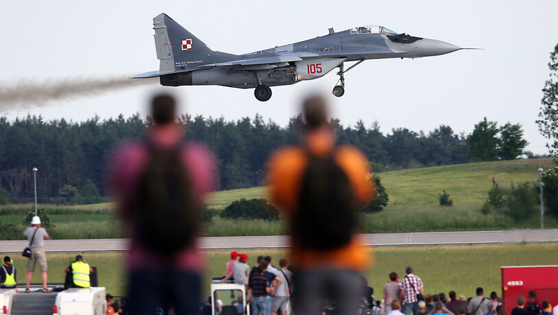 ARCHIV - Eine MiG-29 der Polnischen Luftwaffe startet am ersten Besuchertag der Internationalen Luft- und Raumfahrtausstellung (ILA) zu einem Demonstrationsflug. Deutschland hat Polen die Zustimmung für eine Lieferung von Kampfflugzeugen sowjetischer…