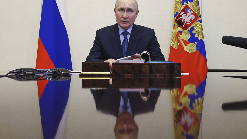 Wladimir Putin, Präsident von Russland, am Schreibtisch. Foto: Gavriil Grigorov/Pool Sputnik Kremlin via AP/dpa