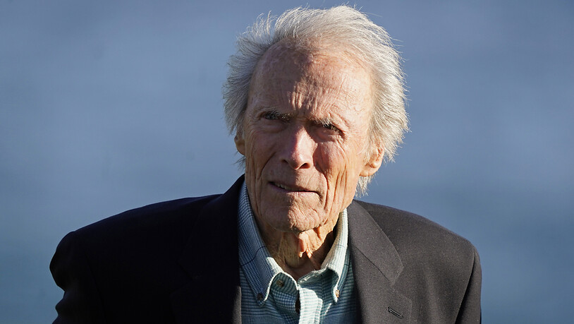 ARCHIV - Clint Eastwood steht auf dem 18. Grün des Pebble Beach Golf Links während der Preisverleihung des ATT Pebble Beach Pro-Am Golfturniers in Pebble Beach. Foto: Eric Risberg/AP/dpa