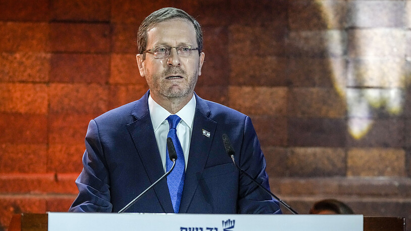 Israels Staatspräsident Izchak Herzog hält eine Rede während der Eröffnungszeremonie des nationalen Holocaust-Gedenktages Jom Ha-Schoah in der Holocaust Gedenkstätte Yad Vashem. Foto: Tsafrir Abayov/AP/dpa