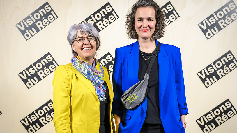 Bundesrätin Elisabeth Baume-Schneider hat am Freitagabend in Nyon die 54. Ausgabe des Dokumentarfilmfestivals eröffnet. An ihrer Seite Emilie Bujès, die künstlerische Leiterin des Festivals.