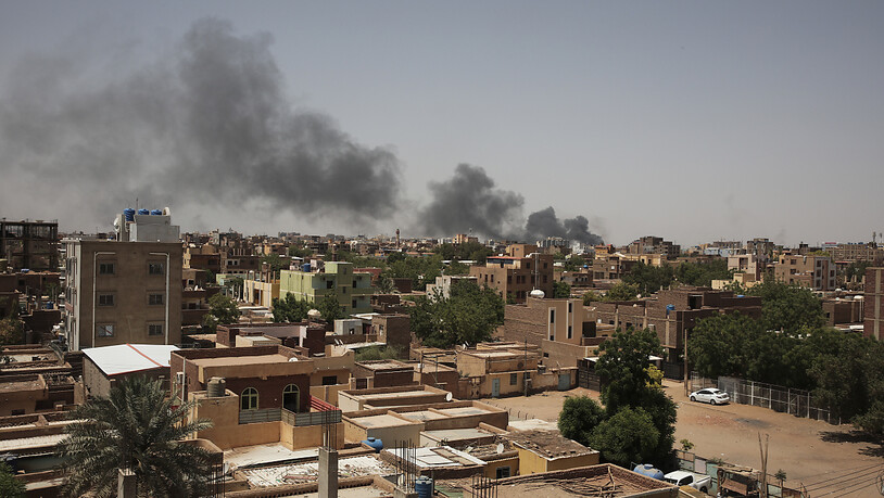 Rauch hängt über Khartum. Die Kämpfe in der Hauptstadt zwischen der sudanesischen Armee und den Rapid Support Forces wurden wieder aufgenommen, nachdem ein international vermittelter Waffenstillstand gescheitert war. Foto: Marwan Ali/AP