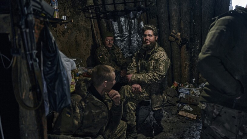 Ukrainische Soldaten ruhen sich in einem Unterstand an der Frontlinie in Bachmut aus. Foto: LIBKOS/AP/dpa