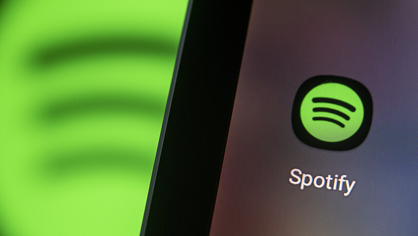 Das Logo des Streamingdienstes Spotify ist auf immer mehr Smartphones zu finden. Dennoch schreibt das Unternehmen Verluste. (Archivbild)
