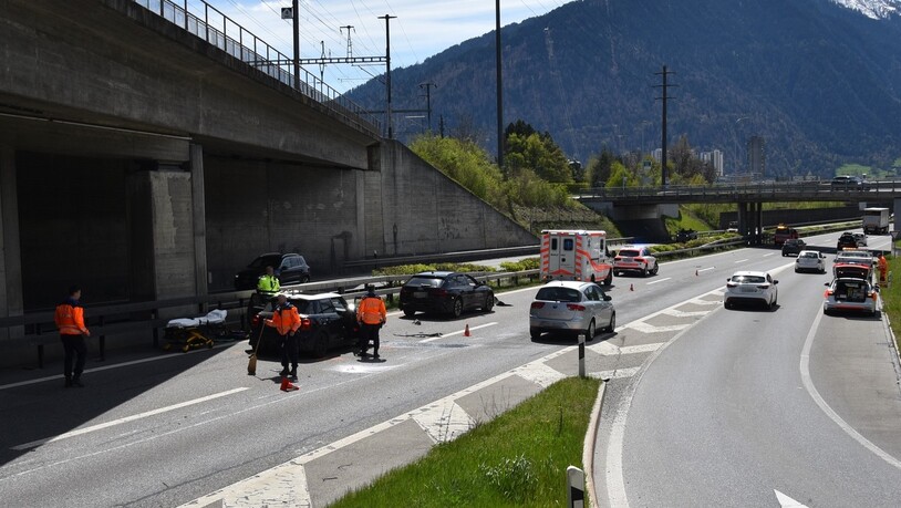 Unfall auf der Autobahn: Ein geplatzter Reifen hat einen Auffahrunfall bei Chur verursacht.