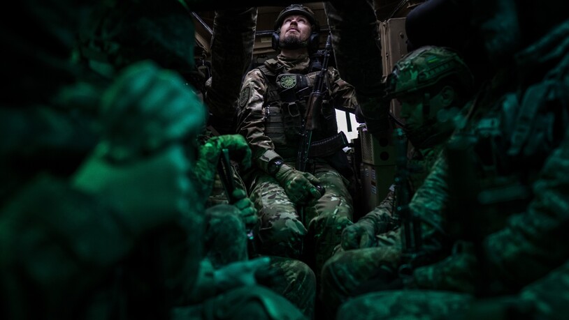 dpatopbilder - Soldaten der ukrainischen Nationalgarde der «Bureviy-Brigade» nehmen an einer Militärübung in Kiew teil. Foto: Bernat Armangue/AP/dpa
