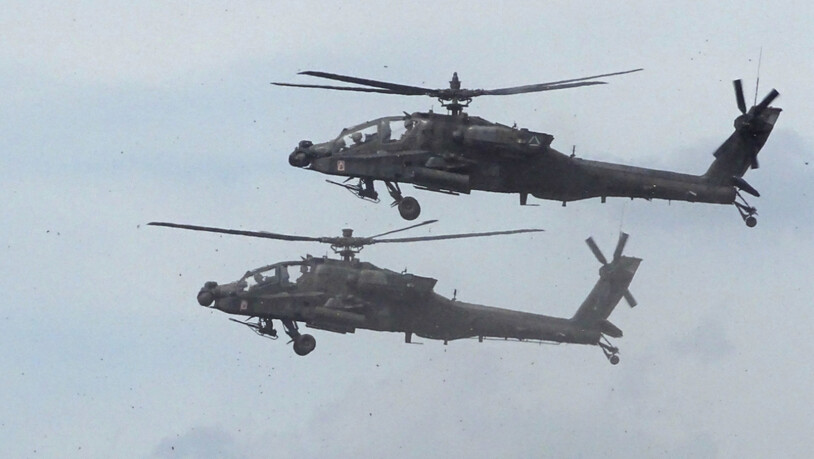 ARCHIV - US-amerikanische Apache-Hubschauer fliegen während des Manövers Saber Strike. Foto: Georgina Stubbs/PA Wire/dpa/Archiv