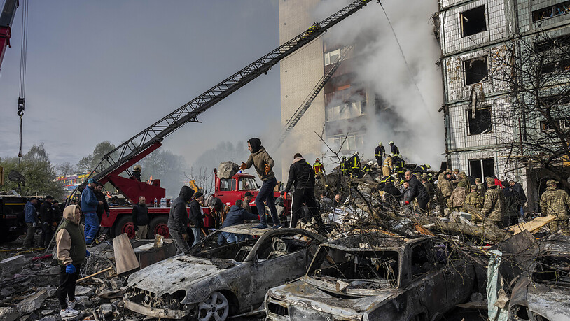 Nach einem russischen Angriff beseitigen Rettungskräfte die Trümmer eines Wohnhauses in Uman. Foto: Bernat Armangue/AP