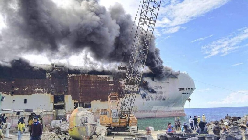 HANDOUT - Dieses von der philippinischen Küstenwache zur Verfügung gestellte Foto zeigt ein Feuer an Bord der «MV Diamond Highway» vor der Küste von Lapu-Lapu City. Foto: Uncredited/PHILIPPINE COAST GUARD/AP/dpa - ACHTUNG: Nur zur redaktionellen…