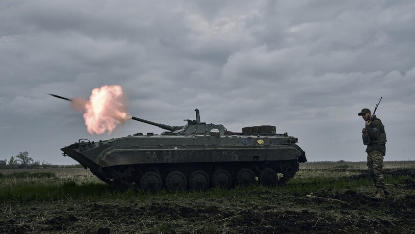 Ein ukrainischer Schützenpanzer feuert auf russische Stellungen in der Nähe von Awdiwka in der Region Donezk. Foto: LIBKOS/AP/dpa