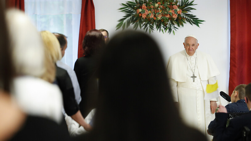 Papst Franziskus bei den Kindern eines Blindeninstituts in Budapest. Foto: Remo Casilli/Pool Reuters/AP/dpa