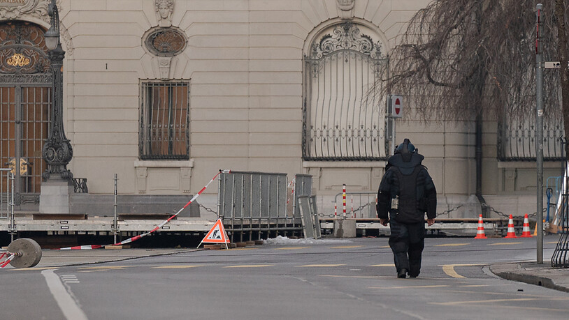 Grosseinsatz am 14. Februar: Ein Sprengstoffexperte vor dem Bundeshaus. (Archivbild)