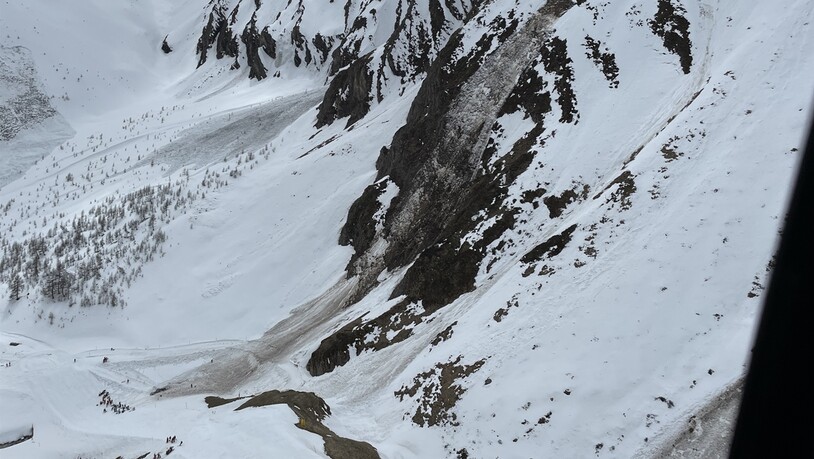 Tödliche Nassschneelawine: Die beiden Skifahrerinnen versuchten, der Lawine zu entkommen, dies jedoch erfolglos. Sie wurden rund 40 Meter ins Tal gerissen.