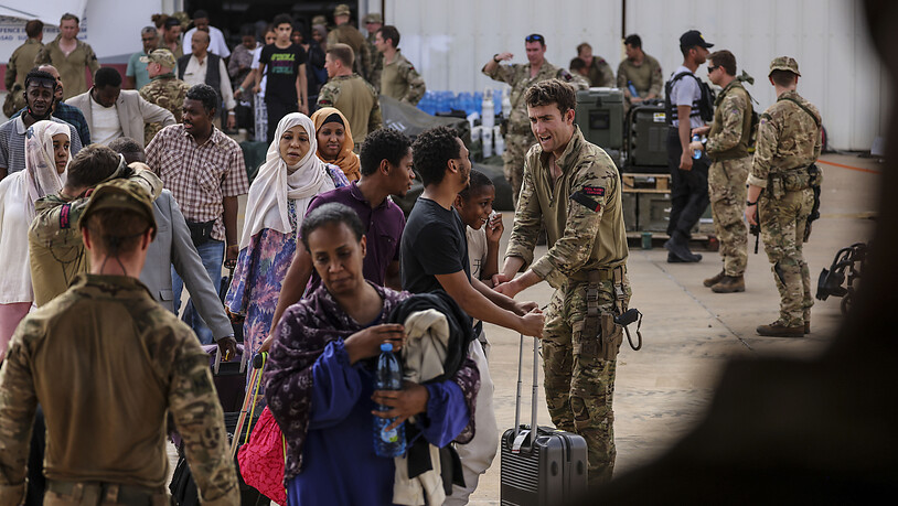 HANDOUT - Dieses von dem britischen Verteidigungsministerium veröffentlichte Foto zeigt die Evakuierung britischer Staatsangehöriger auf dem Luftwaffenstützpunkt Wadi Seidna. Foto: Po Phot Arron Hoare/Ministry of Defence/PA Media/dpa - ACHTUNG: Nur zur…