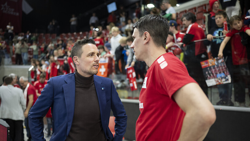 SHV-Präsident Pascal Jenny (links) unterhält sich in Winterthur am Rande der EM-Qualifikationspartie gegen Litauen mit Nationalspieler Andy Schmid